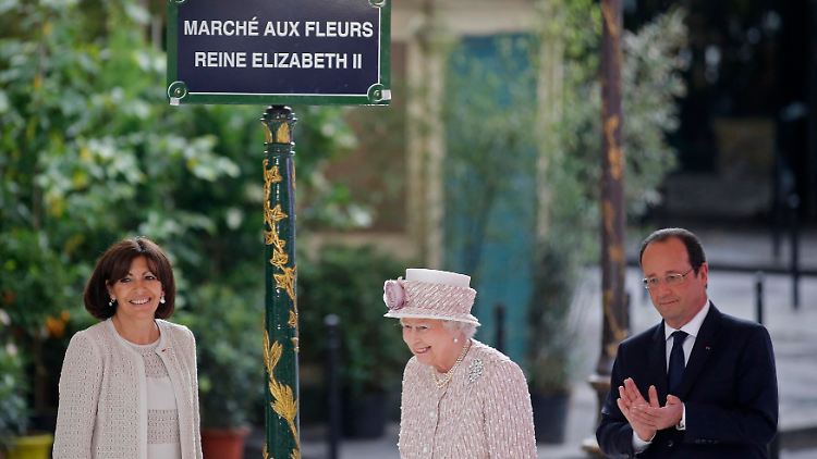Die Bürgermeisterin von Paris, Anne Hidalgo, die Queen und Frankreichs Präsident Francois Hollande enthüllen feierlich die Namensplakette.