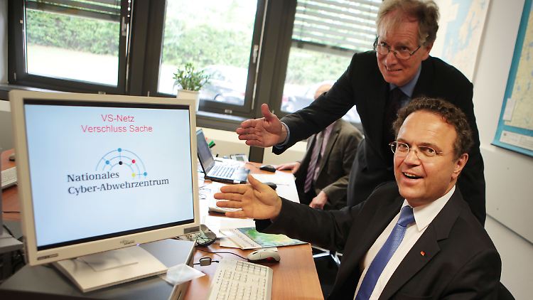 2011 wurde das Cyber-Abwehrzentrum eingerichtet. Aber bringt es auch etwas? Im Bild der damalige Bundesinnenminister Hans-Peter Friedrich (vorn) und der Präsident des Bundesamtes für Sicherheit in der Informationstechnologie, Michael Hange.