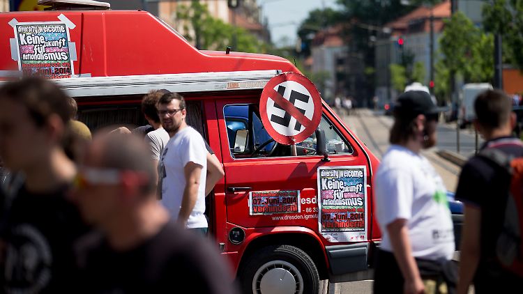Dresdener protestieren gegen Neonazis.
