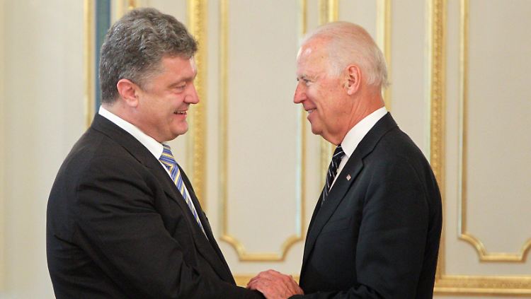 Poroschenko und Biden schütteln sich die Hände.