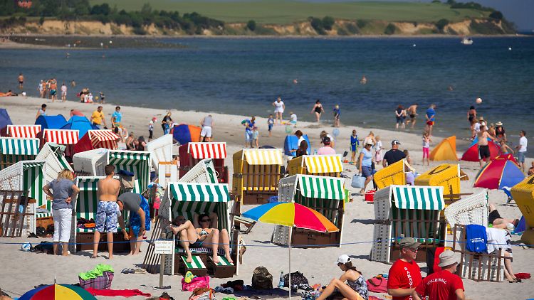 Urlauber am Ostseestrand von Boltenhagen (Mecklenburg-Vorpommern) genießen das Sommerwetter.  Pfingsten 2014 könnte das heißeste Pfingstfest seit Beginn der Wetteraufzeichnungen werden. 