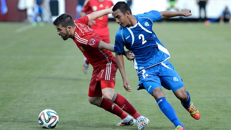 Auf David Villa (links/hier gegen El Salvadors Verteidiger Xavier Garcia) ist Verlass.