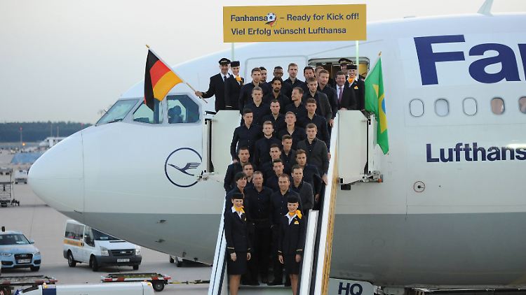 Die deutsche Nationalmannschaft kurz vor dem Abflug nach Brasilien.