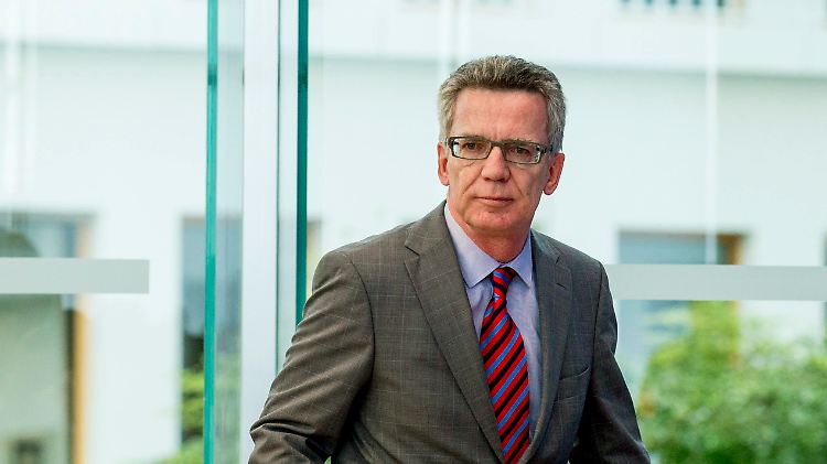 Innenminister de Maizière will seine Behörde umkrempeln. Doch die Mitarbeiter wollen gegen unabgesprochene Versetzungen klagen.