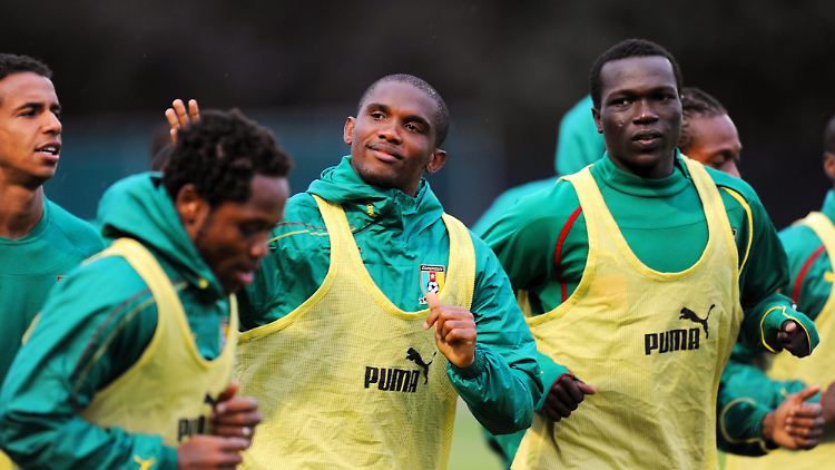 Samuel Eto'o (3.v.l.) erzielte seit 1996 in 117 Länderspielen 56 Tore für Kamerun.
