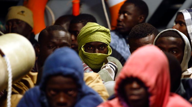 Erst in der Nacht hatte die maltesische Marine mehr als 100 Menschen aus Seenot gerettet.