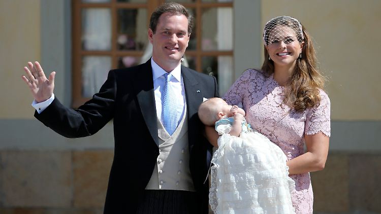 Prinzessin Leonore mit ihren Eltern Christopher O´Neill und Prinzessin Madeleine vor der Kirche auf Schloss Drottningholm.