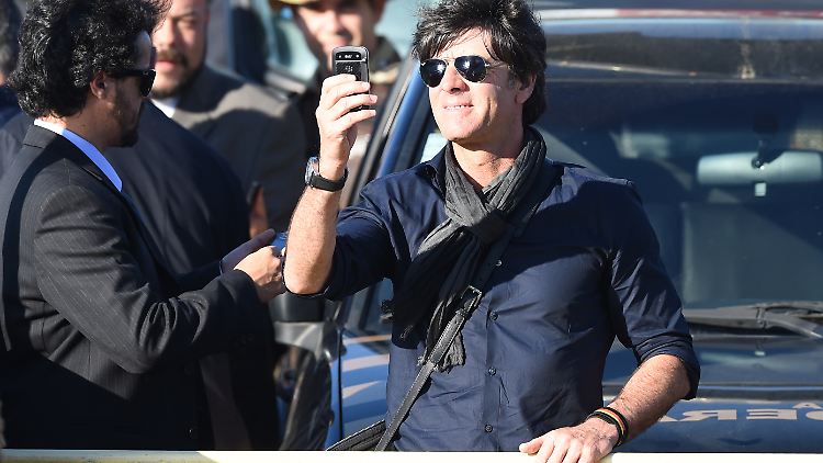 Locker und entspannt bei der Ankunft in Brasilien: Bundestrainer Joachim Löw.