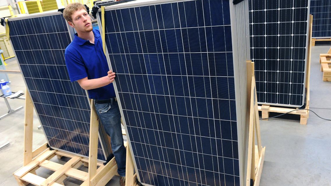 Verantwortlich für den Nettoverlust sei "die ein oder andere Altlast", so der Vorstand. Ohne das nötige Geld im Rücken habe Solon das margenstarke Geschäft mit Solarkraftwerken nicht stemmen können.