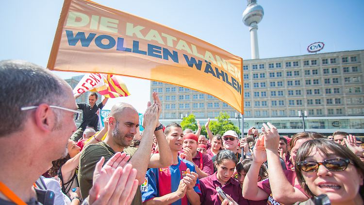 Pep Guardiola (l.) demonstriert auf dem Alexanderplatz in Berlin.