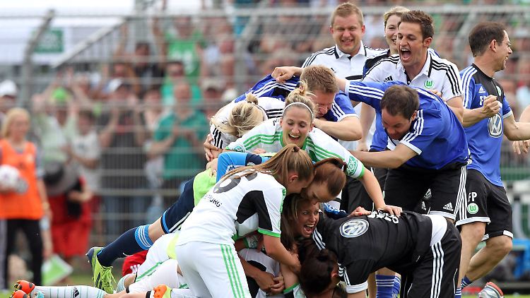 Die VfL- Mannschaft ist nach dem Last-Minute-Sieg schier aus dem Häuschen.