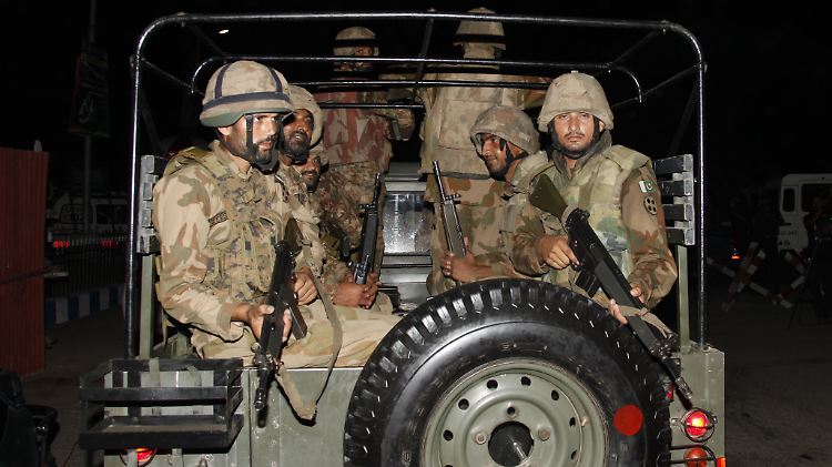 Militär sichert den Jinnah International Airport von Karachi.