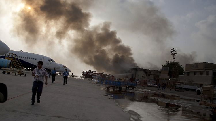 Am frühen Morgen sind neue Kämpfe auf dem Flughafen von Karachi ausgebrochen. Zuvor hatte die Polizei die Angreifer für besiegt erklärt.