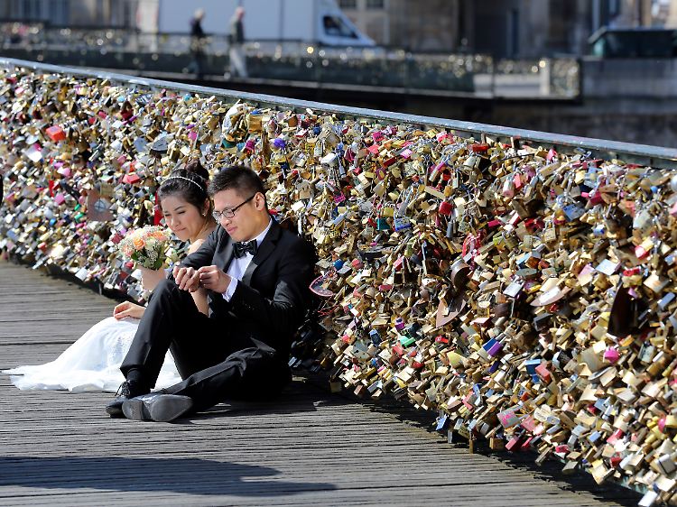 Der mit tausenden "Liebesschlössern" behängte Pont des Arts gilt für Liebespaare als eine der Hauptattraktionen in Paris.