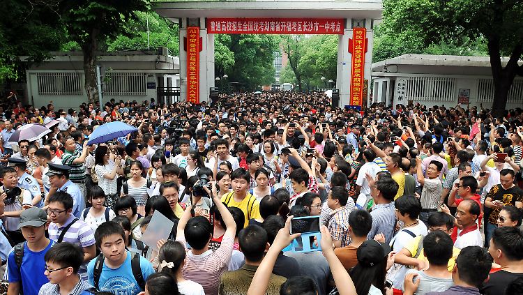 In der chinesischen Millionenmetropole Changsha war der Andrang zur Aufnahmeprüfung für Hochschulen gewaltig.