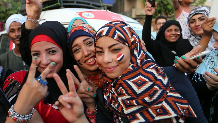 Junge Frauen bei den Feierlichkeiten zur Amtseinführung in Kairo.