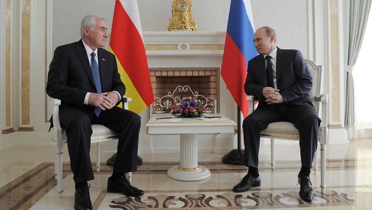 Präsidenten unter sich: Kremlchef Putin (r.) erkennt Leonid Tibilow als Staatsoberhaupt von Südossetien an.