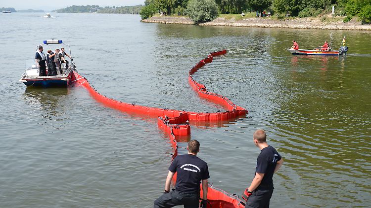 Einsatzkräfte der Feuerwehr sichern die Einfahrt zum Hafen von Wiesbaden-Schierstein mit einer Ölsperre.