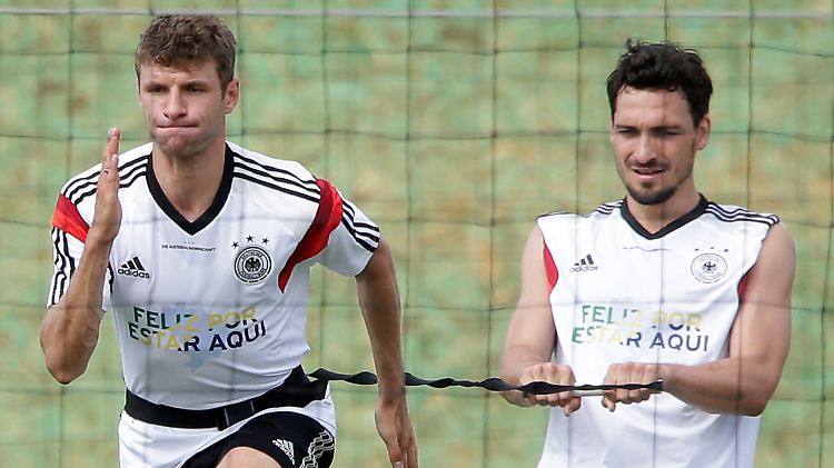 Jetzt gehts los: Thomas Müller pumpt ordentlich beim Training. 