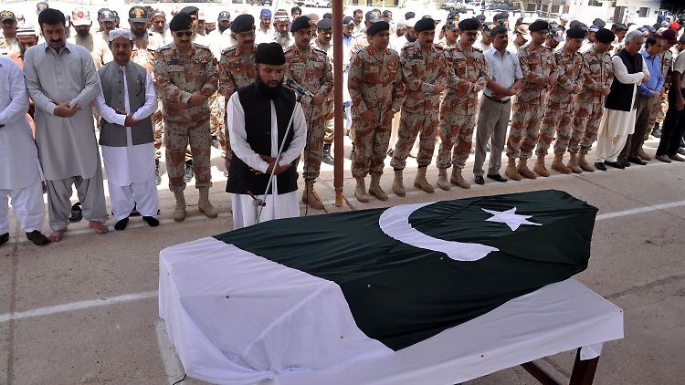 Pakistanische Paramilitärs verabschieden sich von einem getöteten Kameraden. 