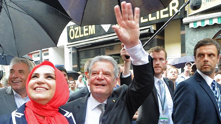 Bundespräsident Gauck und Meral Sahin von der Interessengemeinde Keupstraße.