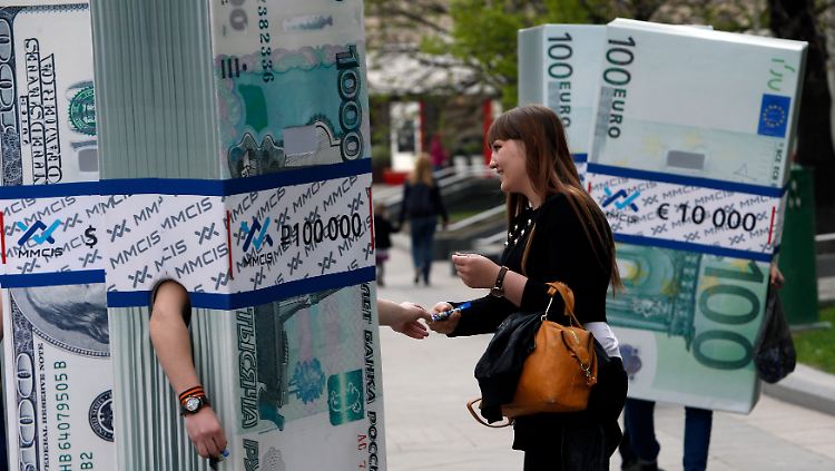 Mehr Geld als man tragen kann: Eine Werbeaktion in Moskau konfrontiert Passanten mit Devisen aus aller Welt.