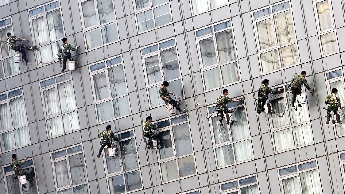 Auch das Fensterputzen will gelernt sein: Jobs im Dienstleistungsbereich boomen.