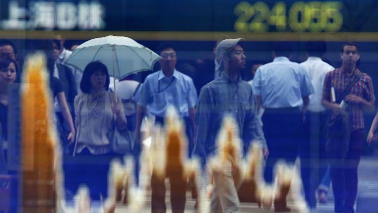 Der Yen belastet: Straßenszene in Tokio, gespiegelt im Schaufenster eines japanischen Brokerhauses.