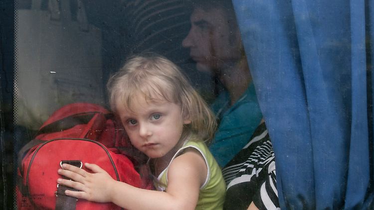 Immer mehr Menschen fliehen vor den blutigen Gefechten - so wie dieses Mädchen mit seiner Familie aus der umkämpften Stadt Slawjansk.