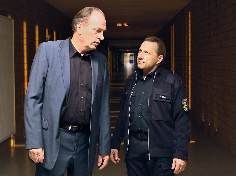 Andreas Franke (Herbert Knaup, l.) ist der Chef des allgemeinen Vollzugs in der JVA Zuffenhausen, von seinen Mitarbeitern "der King" genannt. Leutselig kümmert er sich um seinen Mitarbeiter Peter Seiler (Richy Müller, r.), doch der merkt, dass er dabei auch geprüft wird.
