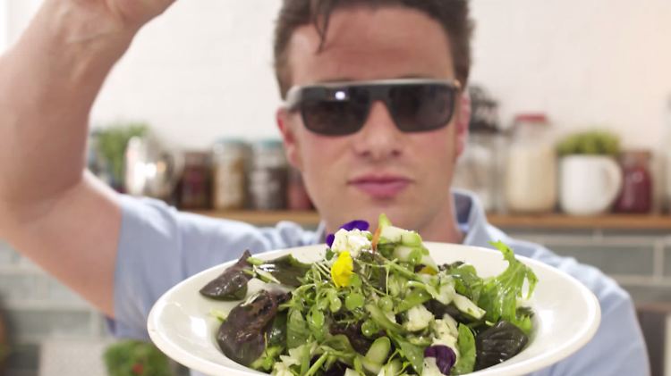 Kochen mit Glass ist cool, die Sonnenbrille nicht.