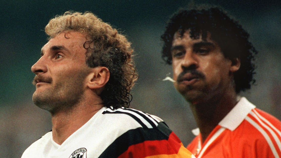 Beim Turnier in Italien spuckte ihm in der hitzigen Begegnung zwischen Deutschland und den Niederlanden, die das Team von Franz Beckenbauer auf dem Weg zum WM-Titel 2:1 gewann, Frank Rijkaard in die Haare.