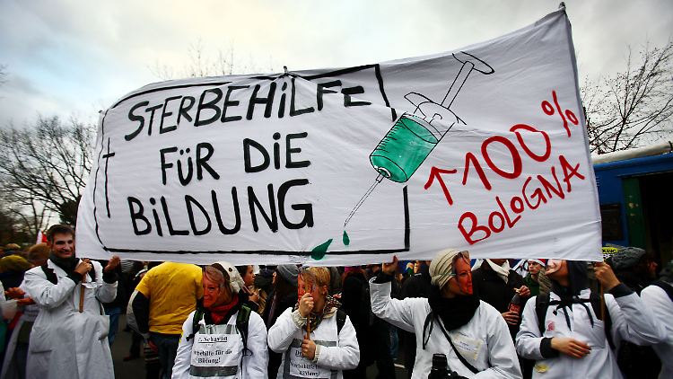 Die Bologna-Reform ruft seit Jahren starke Kritik auf Seiten der Studenten hervor - wie hier im Dezember 2012 bei Protesten in Köln.