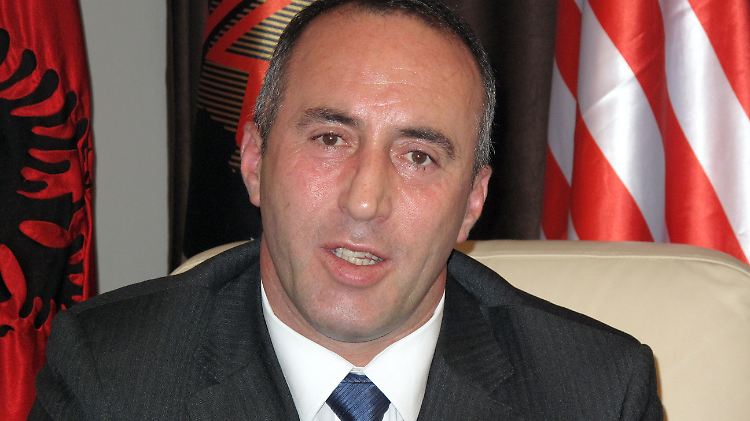 Haradinaj war bereits kurzzeitig Regierungschef im Kosovo und zuvor Kommandeur der albanischen Rebellenverbände (UCK) im Bürgerkrieg im Jahr 1998.