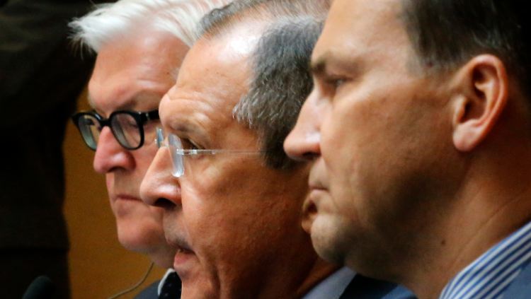 Steinmeier mit Lavrov und Sikorski in St. Petersburg. Es war der erste Russland-Besuch des deutschen Außenministers seit dem Anschluss der Krim an Russland.