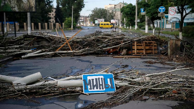 Barrikaden in Slaviansk. Das Schild warnt vor Minen.