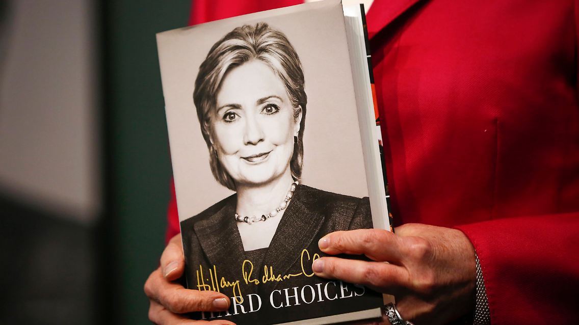2014-06-10T164013Z_342146504_GM1EA6B01NL01_RTRMADP_3_USA-POLITICS-CLINTON-BOOK.JPG7152684567822598119.jpg