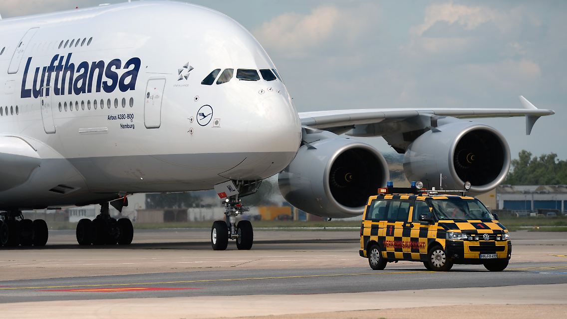 Lufthansa-Kurs am Boden: Die Papiere verlieren nach einer Gewinnwarnung rund 10 Prozent.