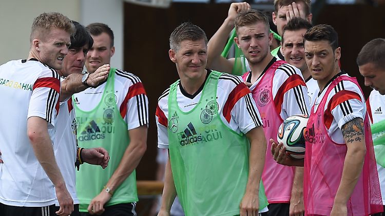 Scharf auf den WM-Pokal: Schürrle, Löw, Großkreutz, Schweinsteiger, Kramer, Mertesacker, Klose und Özil (v.l.).