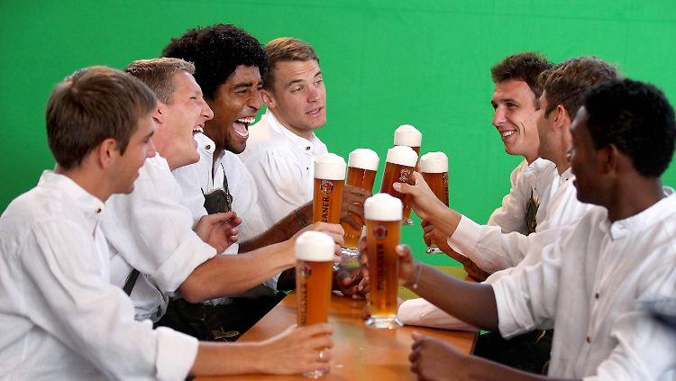 Auch den Sportlern schmeckt's: Bier und Fußball gehören für viele Leute zusammen.