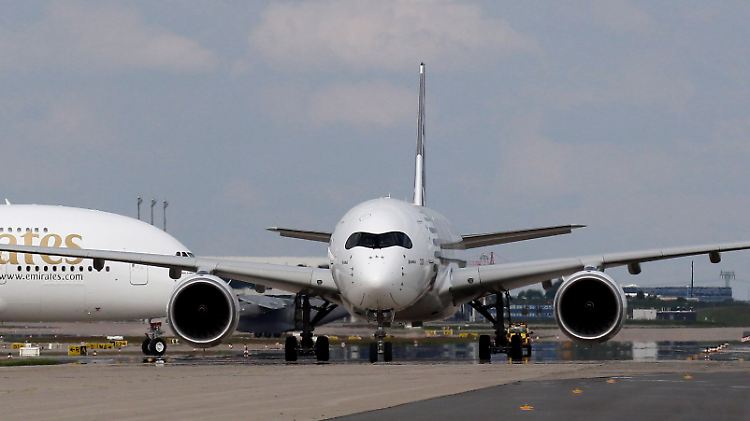 Der Vorzeigekunde verärgert den Jet-Hersteller: Auf der ILA in Berlin präsentierte sich Emirates noch mit einer A380 (l.) einträchtig neben der neuen A350.
