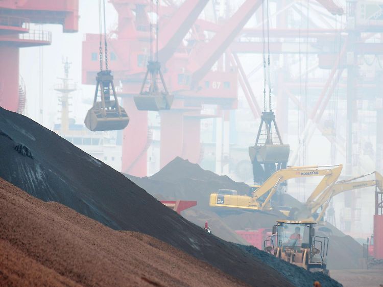 Eisenerzverladung im chinesischen Qingdao: Die Nachfrage nach Rohstoffen geht beim weltweit größten Importeur stetig zurück.
