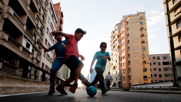 Ein Ball, eine Straße, ein paar Jungs - so sieht das Bild vom Straßenfußball in Brasilien aus.