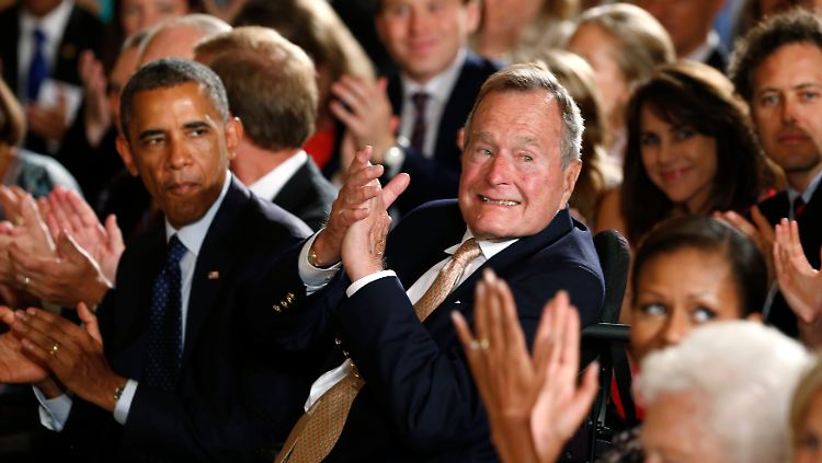 Mit Ratschlägen an seine Nachfolger hielt Bush sich stets zurück. Hier 2013 bei einem Festakt im Weißen Haus.
