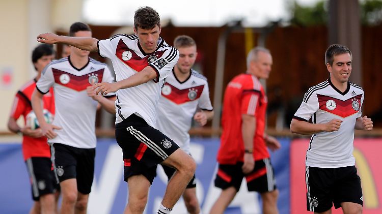 Thomas Müller (l.) und Philipp Lahm (r.) machen sich warm.
