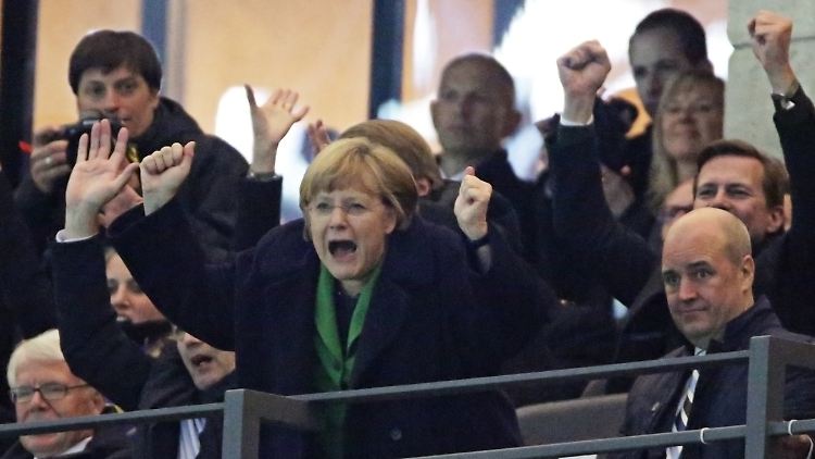 Kanzlerin Merkel zeigte sich schon früher als begeisteter Fußball-Fan, wie hier beim Qualifikationsspiel für die WM gegen Schweden.