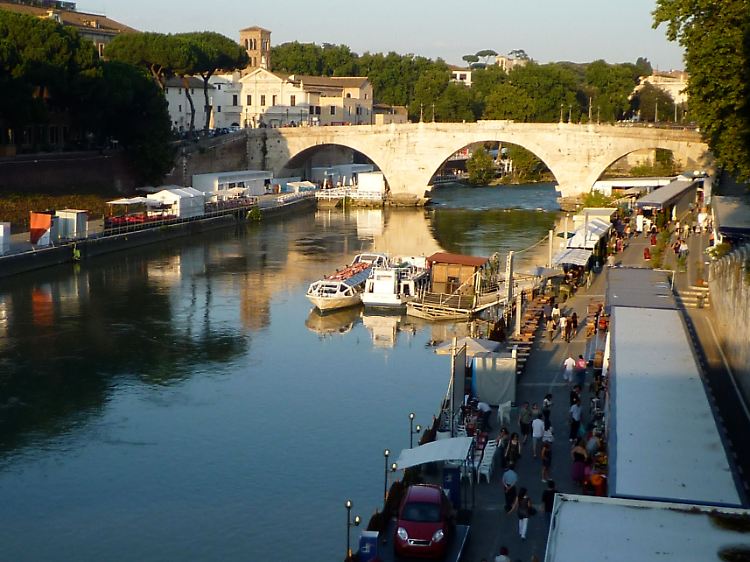 Noch bis Ende August werden die Ufer des Tiber in Roms Zentrum zur Festivalmeile.