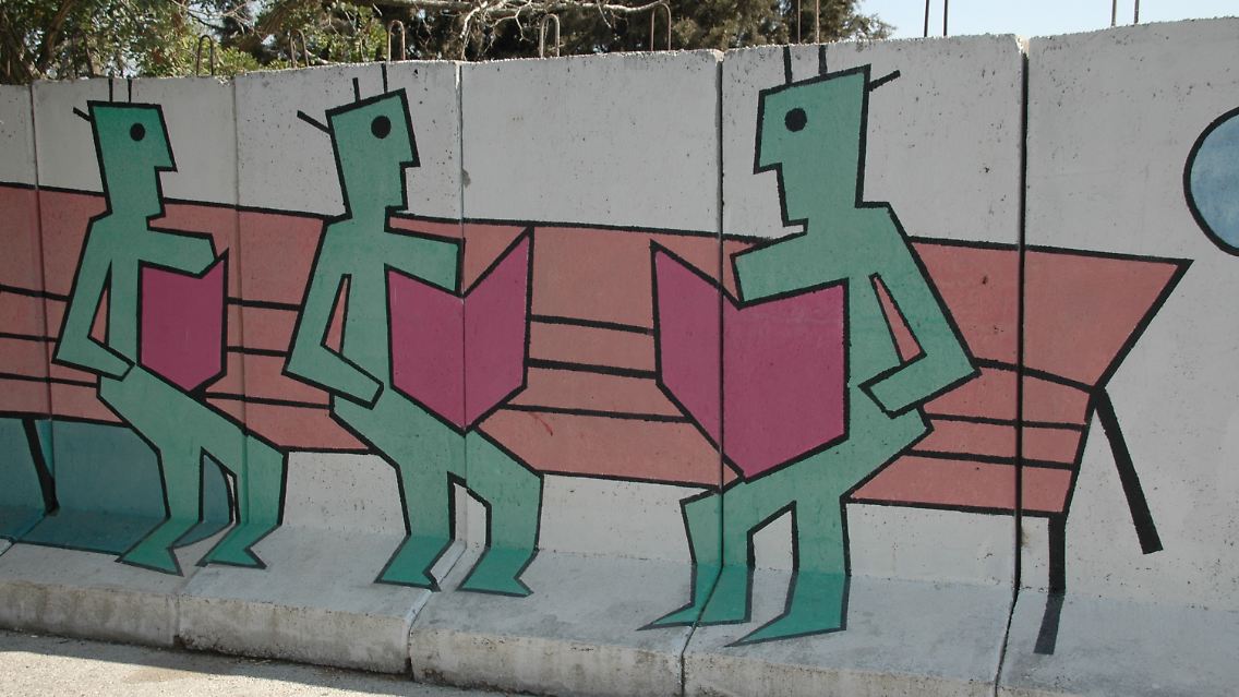 Künstler haben die Mauer mit verschiedenen Motiven bemalt.