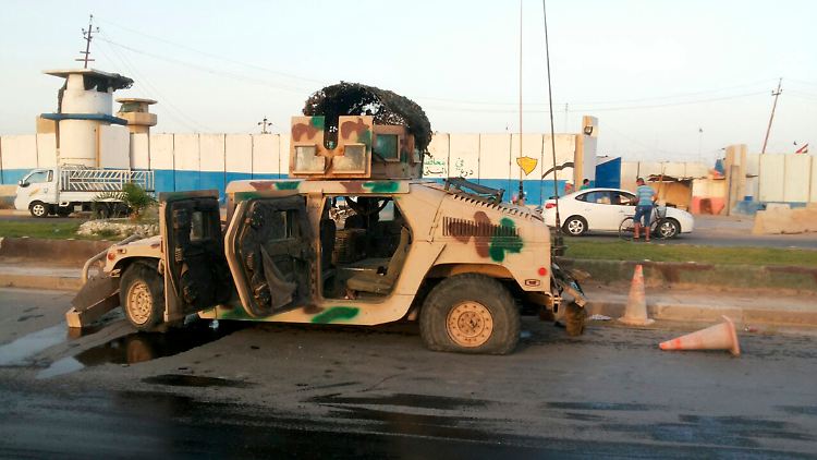 Ein zerstörtes Fahrzeug der irakischen Sicherheitskräfte steht nutzlos am Stadtrand von Tikrit herum.