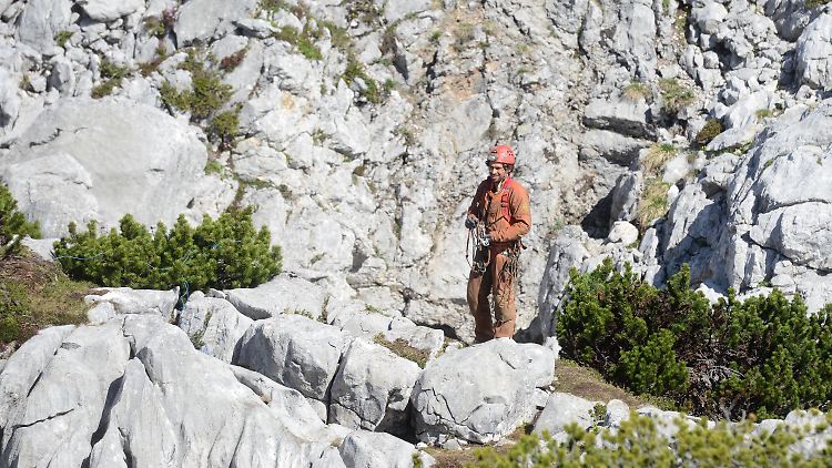 Vor der Höhle ist ein Basislager für die Retter eingerichtet worden.